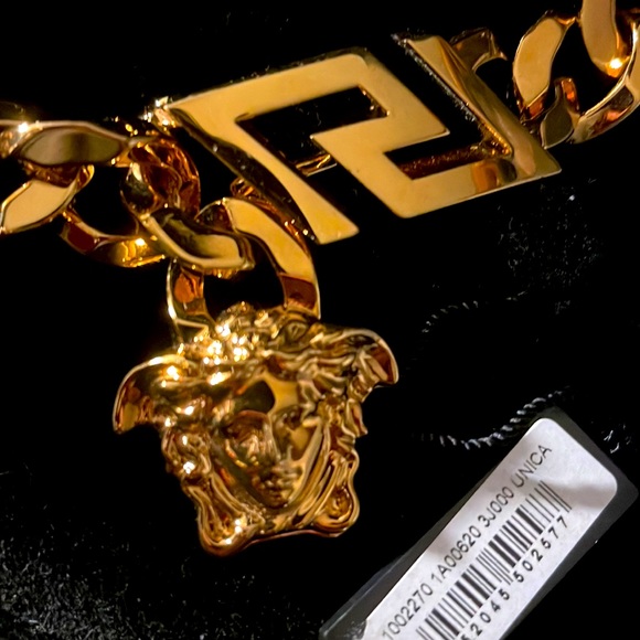 (SALE 🚨) Versace Greca Logo Necklace (Exclusive) - Picture 2 of 10